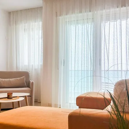 Apartment 2 Bedrooms 1135 *